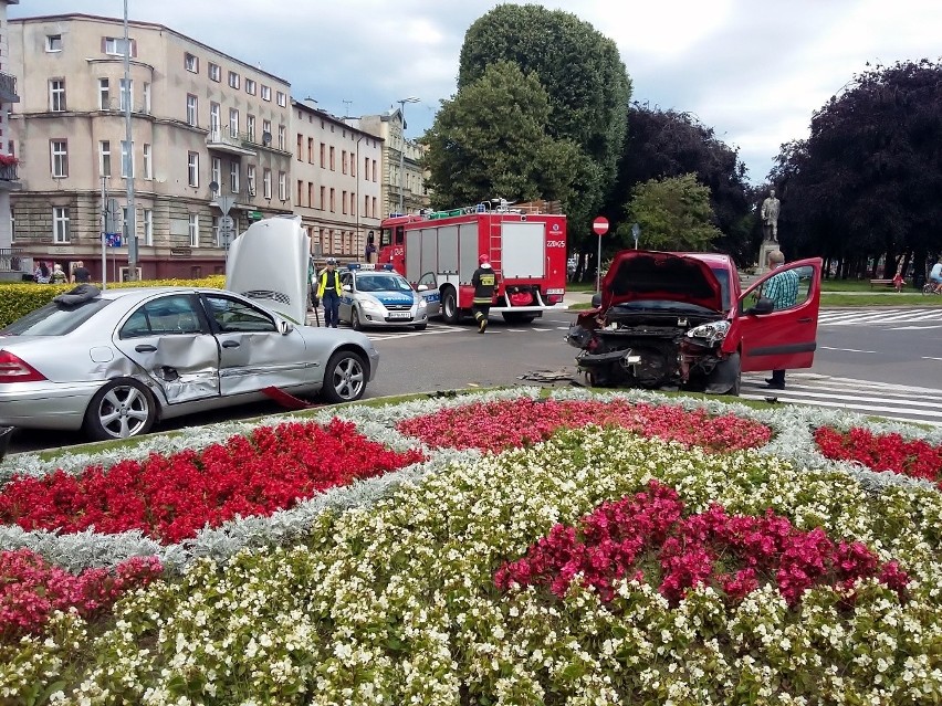 Prawdopodobnie, kierujący mercedesem zjeżdżał z ronda w ul....