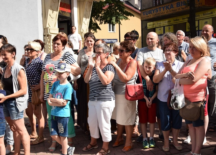 Gorlice. Festiwal Świat pod Kyczerą. Przez miejski deptak przeszedł barwny korowód artystów z różnych stron świata