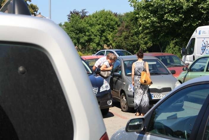 Oświęcim. Nikt nie ratował dziecka zostawionego w nagrzanym samochodzie [ZDJĘCIA]