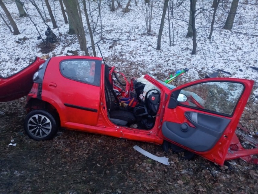 Citroenem c1 podróżowały dwie osoby. Kierowca zginął na...