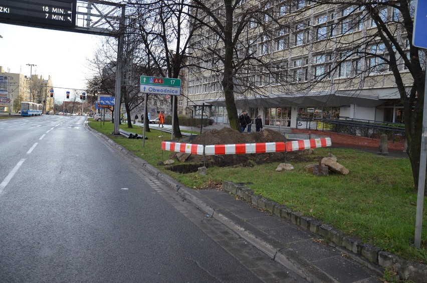 Wrocław: Wykopki pod Hiltonem. Utrudnienia dla pieszych (ZDJĘCIA)