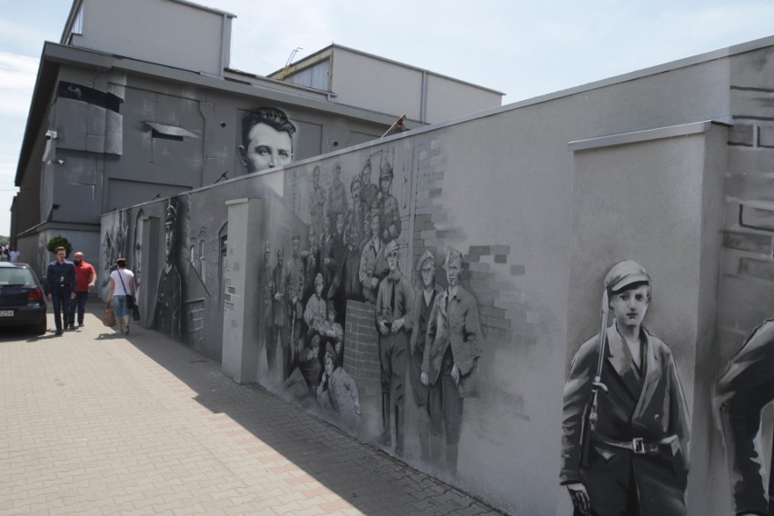Siemianowice Śląskie. Odsłonięto mural upamiętniający powstania śląskie. Autorem malunku jest Wojciech Walczyk