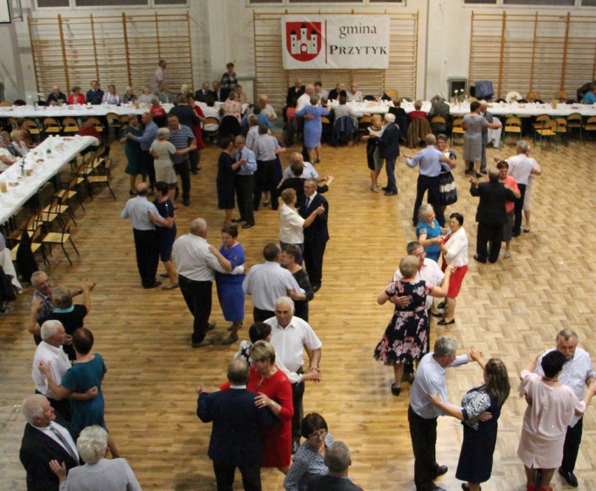 Seniorzy spotkali się na zabawie w szkole podstawowej w...