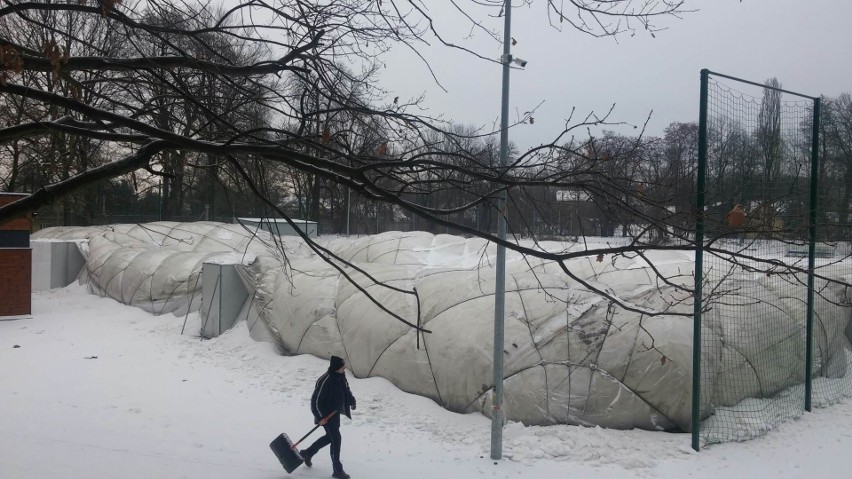 KS Prokocim Kraków. Lód i śnieg prawie zniszczyły halę balonową w Parku Jerzmanowskich [ZDJĘCIA]