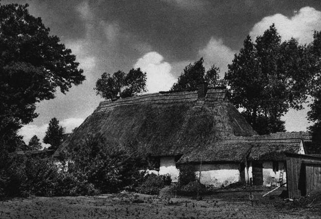 Piękne strzechy pokrywające rybackie chaty. Rok 1930.