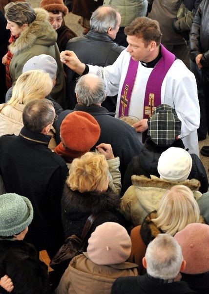 Ks. Tadeusz Gramatyka z parafii pw. św. Brata Alberta w Przemyślu podczas obrzędu posypania głów popiołem.