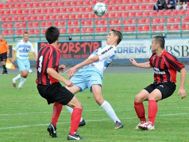 Karpaty (biało-niebieskie stroje) miały spore problemy z ograniem Stali Poniatowa.