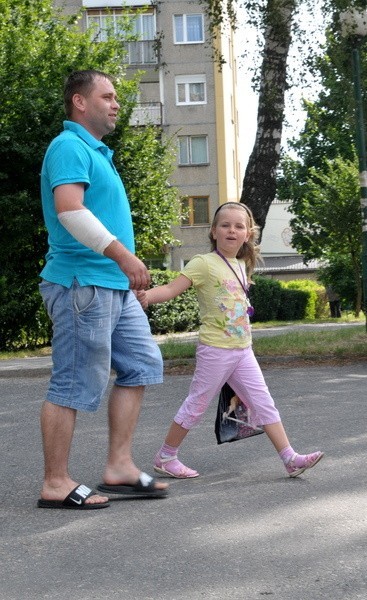 Piotr Furtak, który wybrał się na spacer z córeczką Pauliną uważa, że dla dobra starszych mieszkańców progi można zamontować