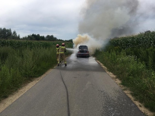 W niedzielę w Grzęsce (powiat przeworski) zapaliło się BMW. W działaniach brały udział JRG Przeworsk oraz OSP Grzęska.
