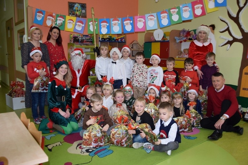 Wójt gminy Mirzec wcielił się w pomocnika Świętego Mikołaja i obdarował najmłodszych prezentami. Zobacz zdjęcia