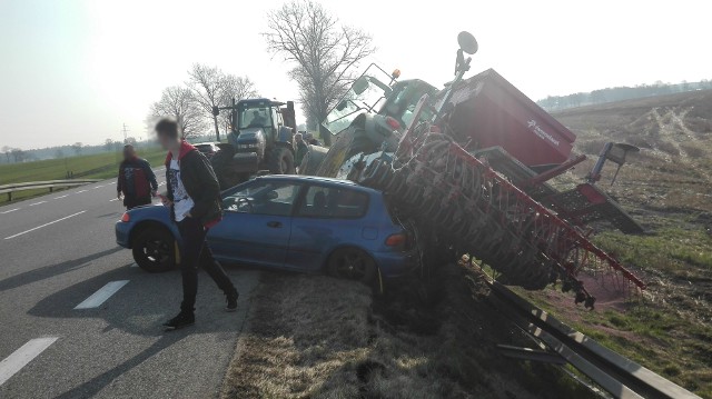 Wypadek na krajowej szóstce. Kierowca uderzył w siewnik