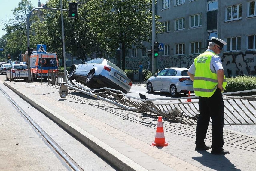Wrocław: Audi staranowało przystanek tramwajowy