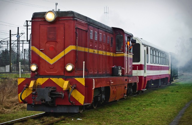 Kolejka wąskotorowa wyrusza do Rosnowa z dworca przy ul. Kolejowej 4. Podróż trwa godzinę.
