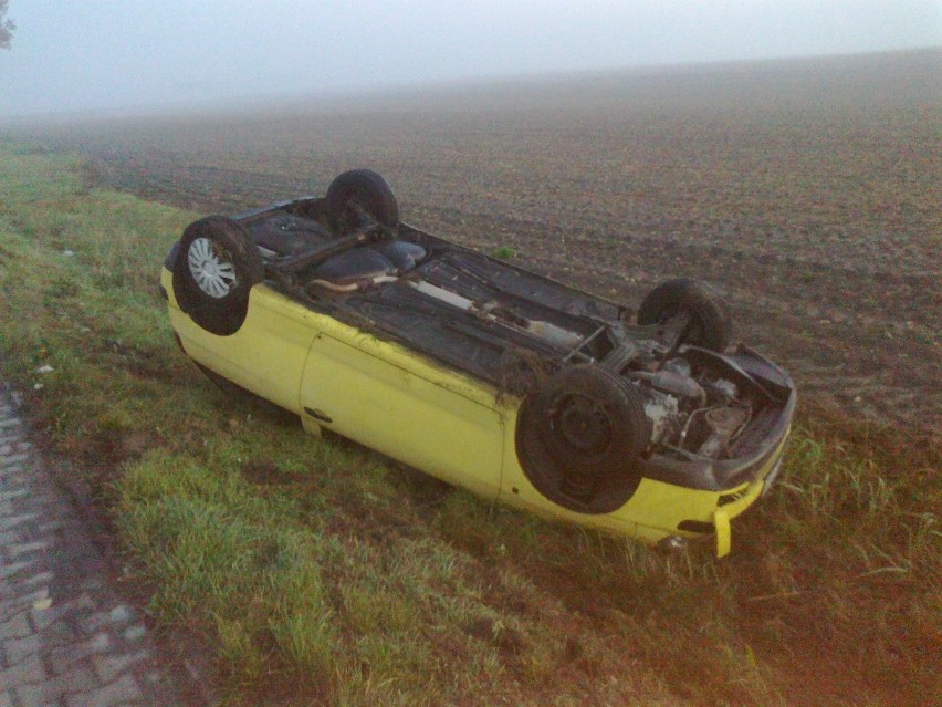 Wypadek w Kościelnej Wsi: Samochód dachował i wpadł do rowu