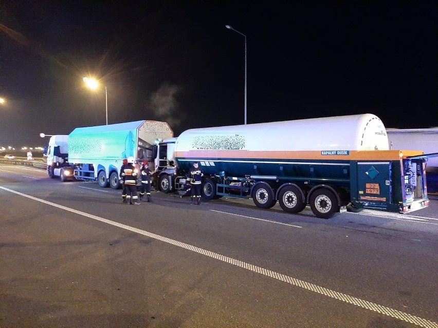 Wypadek na A1. Autostrada A1 zablokowana w kierunku Gdańska! Zderzyły się dwie ciężarówki. Wyciekł ciekły azot AKTUALIZACJA