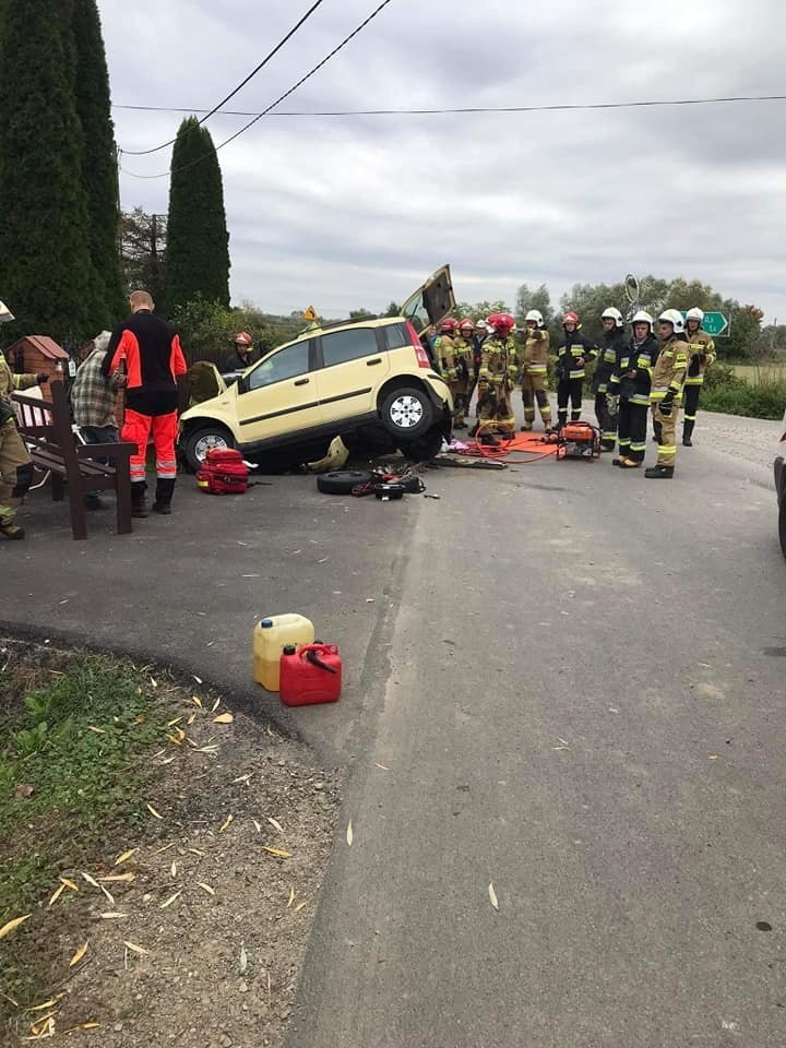 Groźny wypadek w Chwałowicach. Zakleszczoną w samochodzie osobę uwolnili dopiero strażacy (ZDJĘCIA)