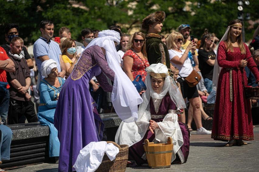 Muzyczny spektakl baletu Cracovia Danza na krakowski Rynku...