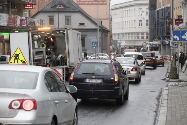 Firma uszczelniająca kanalizację miała pracować tylko w nocy. Teraz okazuje się, że jej pojazdy stoją na jezdni niemal non stop.