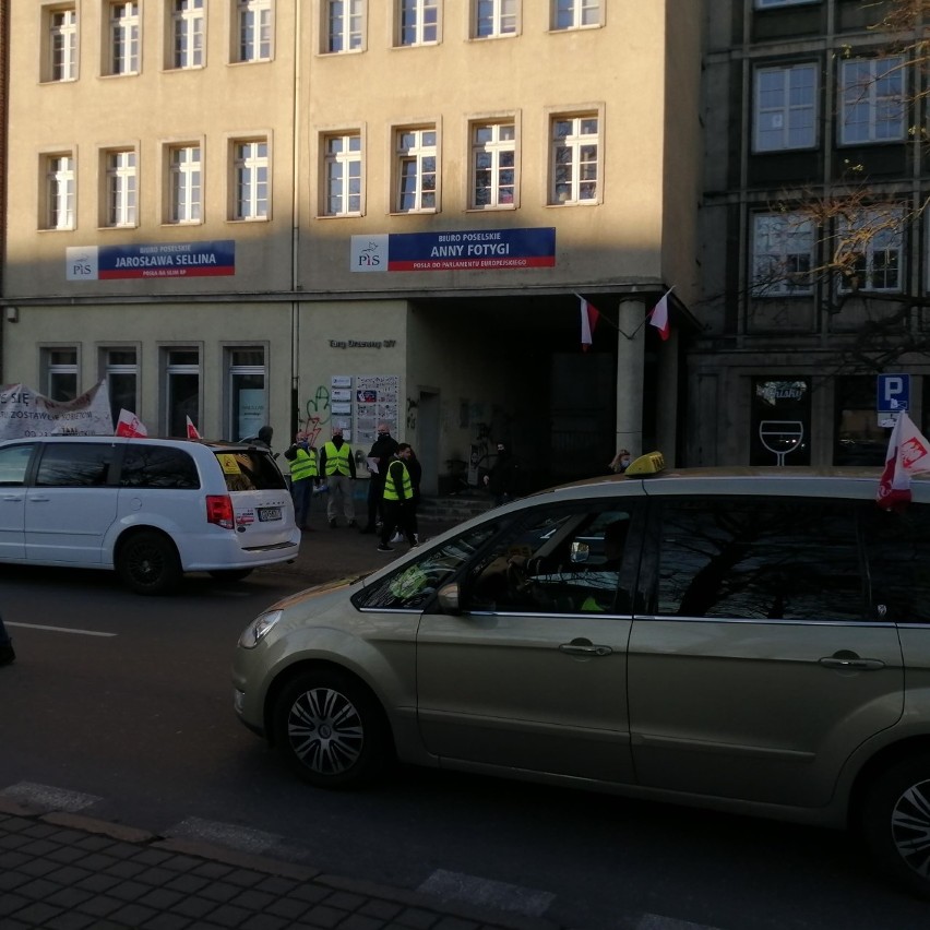 Protest taksówkarzy w Gdańsku w środę, 25.11.2020 r.