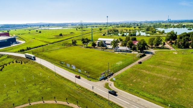 Nowoczesne boisko z piłkochwytami i ogrodzeniem powstanie na terenie w sąsiedztwie siedziby Ludowego Klubu Sportowego Gwiazda Brzegi i strefy rekreacji. Wartość inwestycji przekroczy 2,6 mln zł