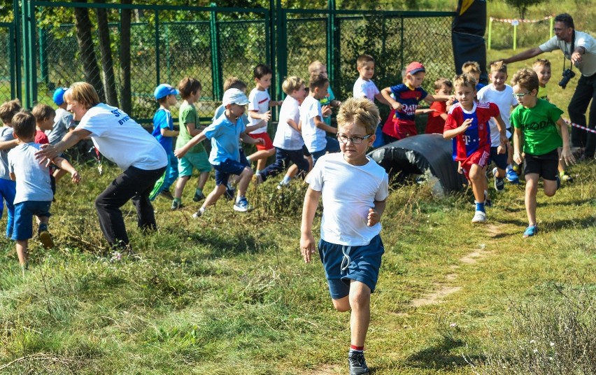 zwolnieniom z wychowania fizycznego biegi dzieciaków...