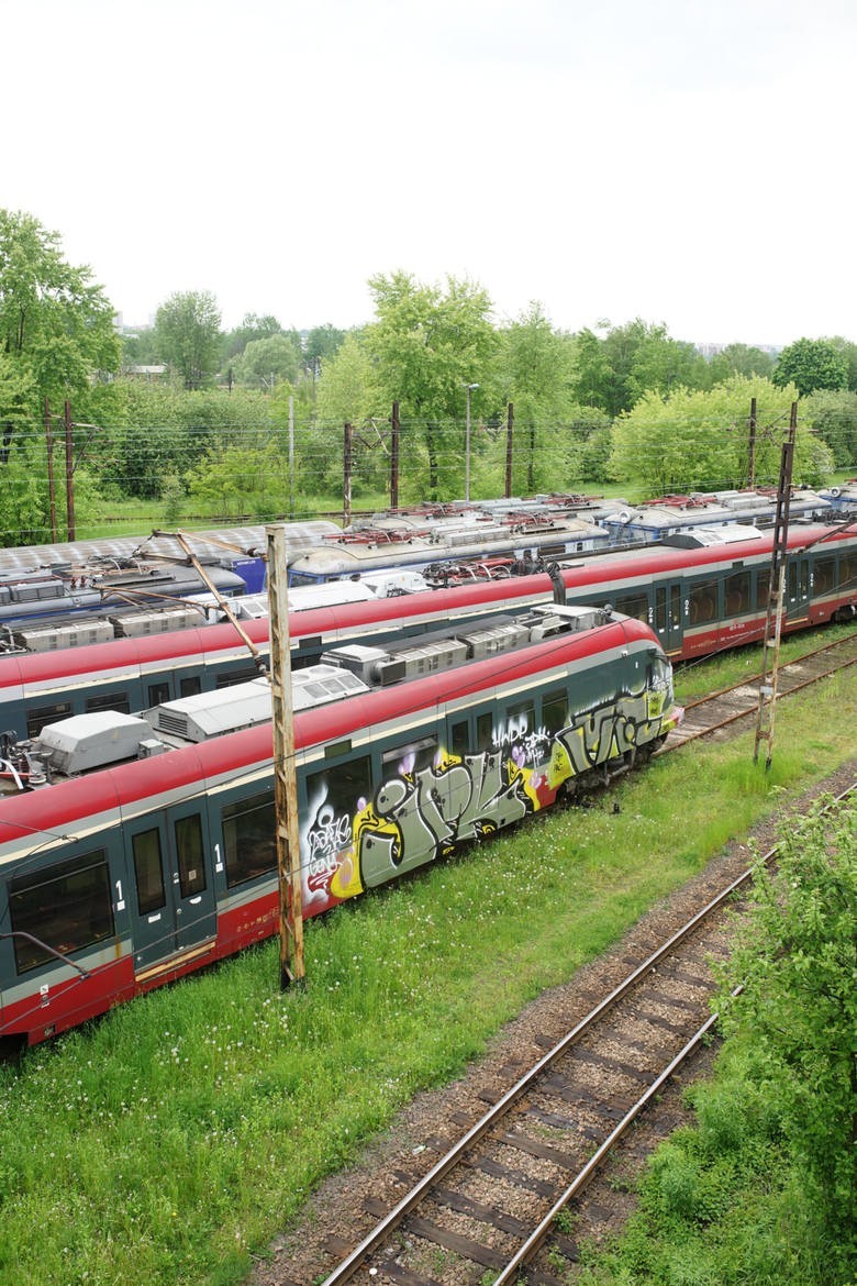 Kraków. Pociągi niszczejące na bocznicy w Bieżanowie przejdą modernizację [ZDJĘCIA]