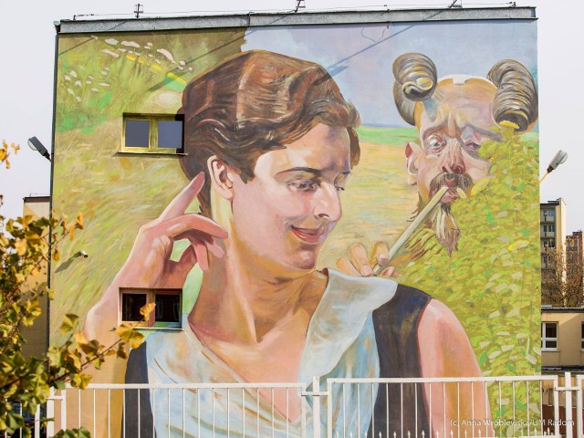 Na ścianie budynku liceum &quot;Baczyńskiego&quot; w Radomiu powstał mural z obrazem Jacka Malczewskiego - &quot;Kobieta z faunem&quot;