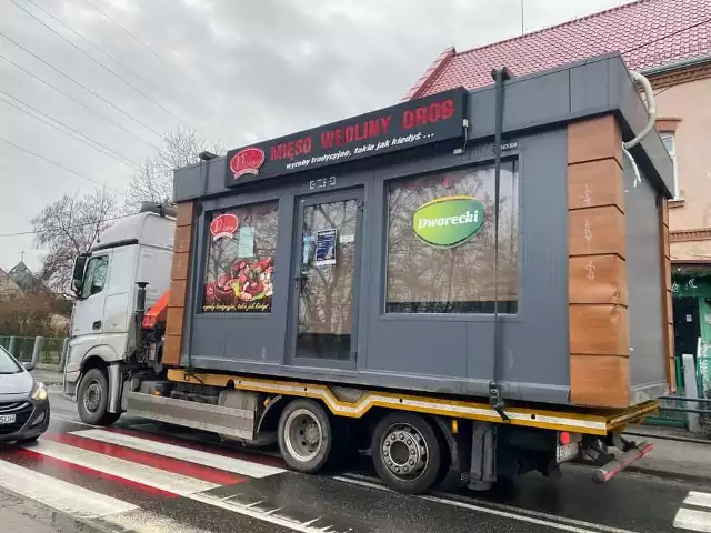 Sklep kontenerowy został załadowany na ciężarówkę i odjechał. Właścicielka zgłosiła kradzież