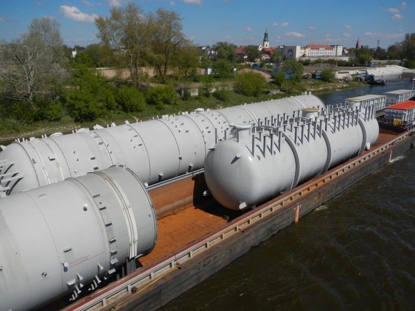 Ogromne zbiorniki płyną do Orlenu w Płocku. Wisła zamieniła się w wodną autostradę 