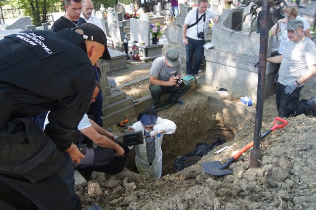 Pracownicy IPN spodziewali się dotrzeć do szczątków jednej osoby, w grobie natknęli się na dwie
