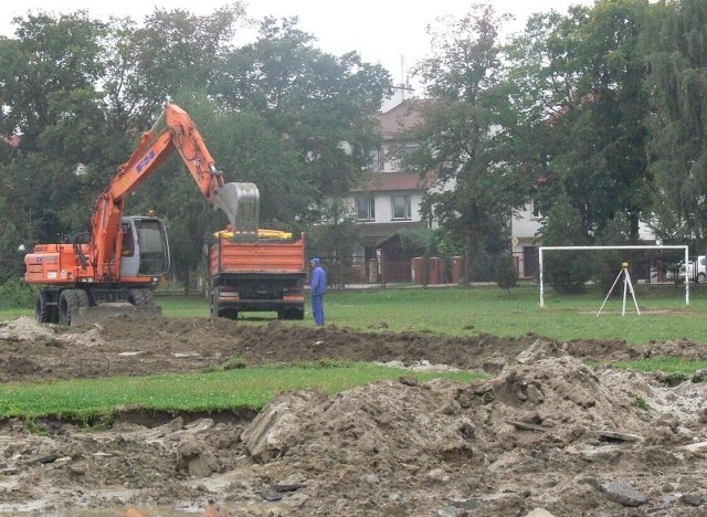 Właśnie rozpoczęły się prace przy budowie kolejnego boiska Orlik 2012 w Tarnobrzegu.