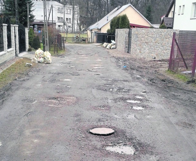 Mieszkańcy proszą o zrobienie porządku z nawierzchnią drogi