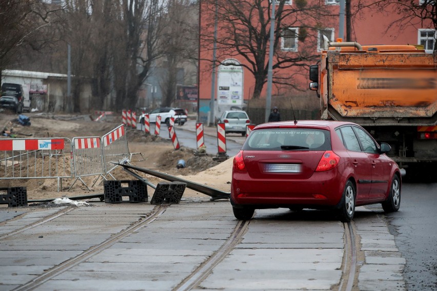 Przebudowę ulicy Kolumba krytykuje sam wykonawca prac: błędy projektowe, niezidentyfikowane instalacje, kolizje...