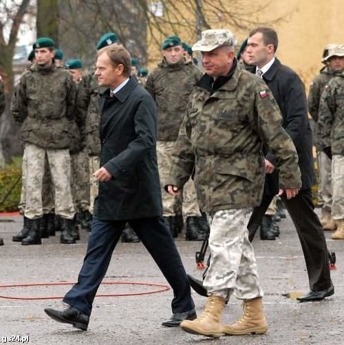 Gen. dyw. Andrzej Malinowski, dowódca ostatniej zmiany Polskiego Kontyngentu Wojskowego oraz dowódca 12 Dywizji Zmechanizowanej prowadzi premiera Donalda Tuska.