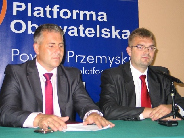 Ostre argumenty padają po rezygnacji radnego miejskiego Rafała Oleszka z członkostwa w PO. Nz. od lewej lider przemyskiej PO, poseł Piotr Tomański i był członek tej partii  Rafał Oleszek.
