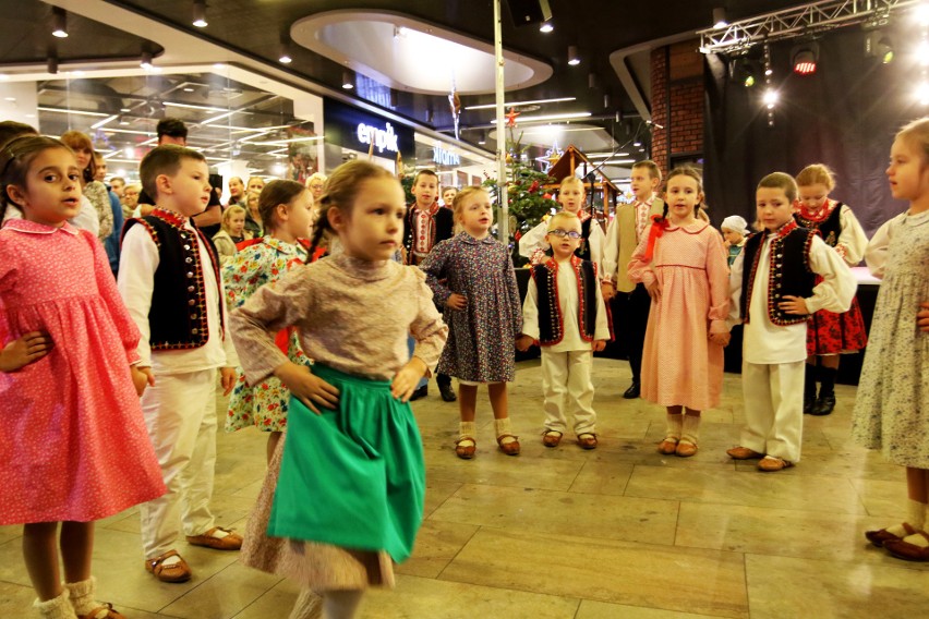 Mała Helenka zdobyła Trzy Korony. Koncert oklaskiwał tłum gości sądeckiej galerii [ZDJĘCIA]