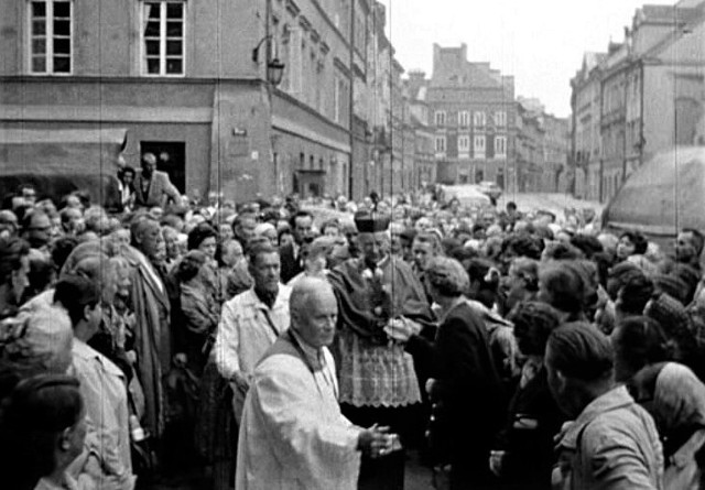 Tłumy pielgrzymów zmierzające na Jasną Górę w 1961 r.