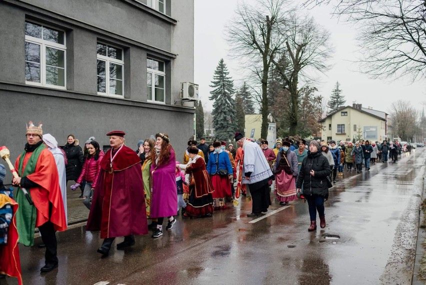 Orszak Trzech Króli w Zawierciu. Wyruszył on sprzed Urzędu...