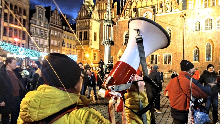 Grupa przeciwników przymusowych szczepień protestowała na...