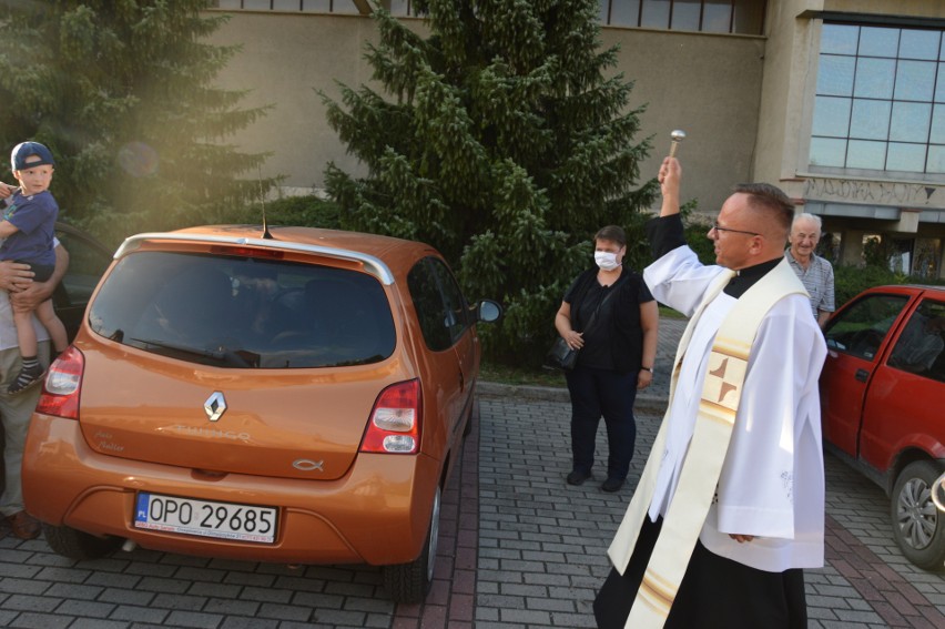 W Opolu święcili dziś auta. Tak wygląda błogosławieństwo pojazdów w dniu św. Krzysztofa
