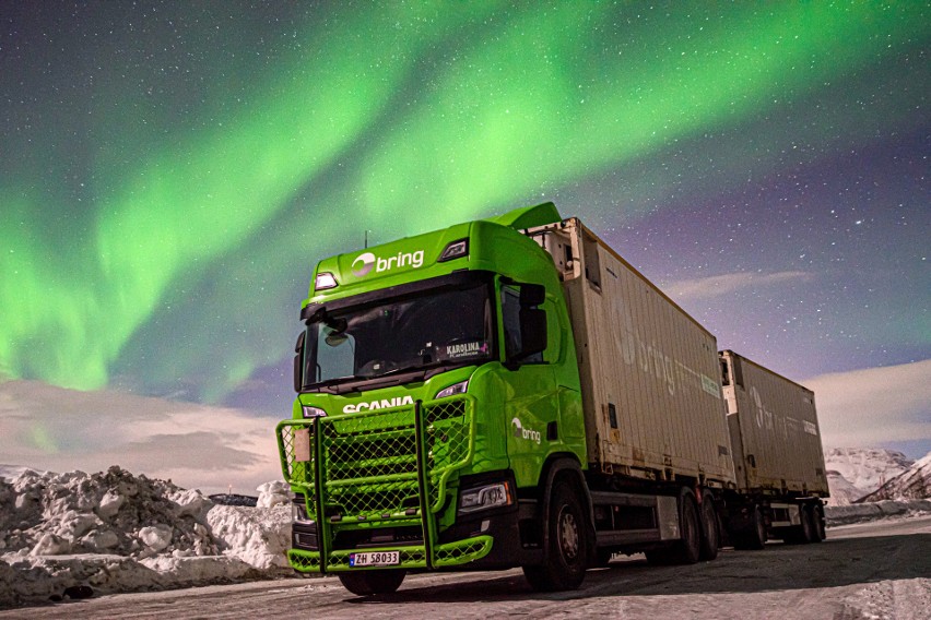 Na zdjęciu: zorza polarna w Norwegii i auto prowadzone przez...