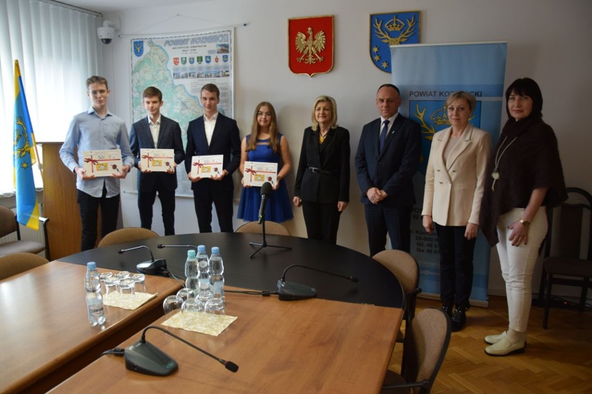 Stypendyści prezesa Rady Ministrów gościli w Starostwie Powiatowym w Kozienicach. Otrzymali gratulacje i upominki
