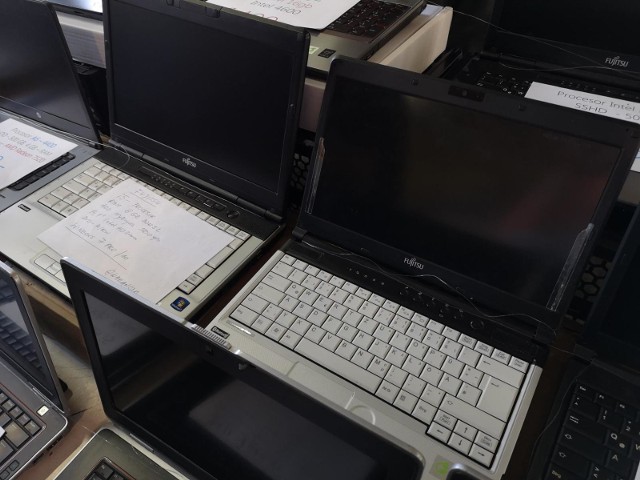 Nauczyciel kupujący laptop musi do niego dołożyć - otrzyma 500 zł refundacji, a resztę pokryje z własnej kieszeni.