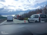 Korek na A4 pod Wrocławiem: urwane koło w ciężarówce uszkodziło inne samochody