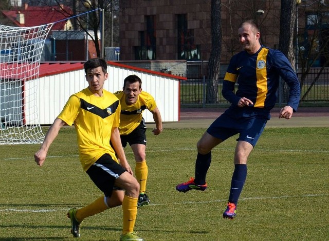 Piłkarze Energii (w żółto czarnych strojach) w sobotę zagrają w Warszawie z Drukarzem.