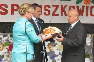 Starostowie dożynek Justyna Kasprzyk i Marcin Markiewicz...
