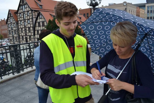 Pod obywatelskim projektem ustawy  projektu ustawy ograniczającej handel w niedziele   związkowcy z Solidarności zbierali podpisy, m.in. w Bydgoszczy