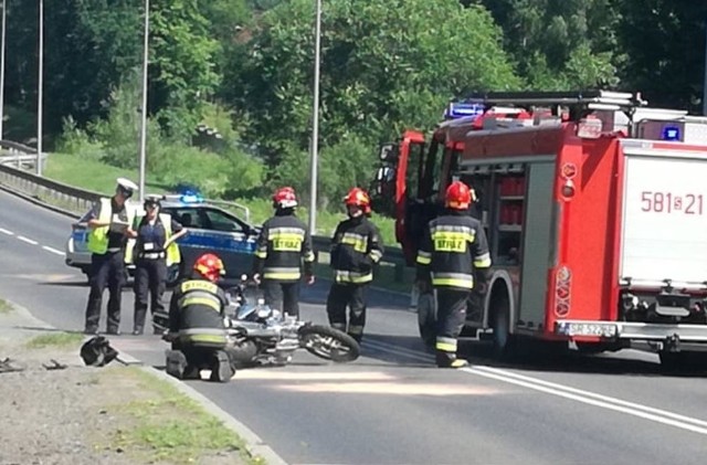 Wypadek na ulicy Góreckiego w Rybniku. Motocyklista trafił do szpitala. Ze wstępnych ustaleń wynika, że zahaczył o krawężnik i stracił panowanie nad pojazdem.