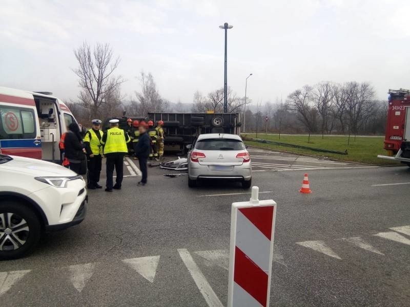 Nowy Sącz wypadek. Zderzenie samochodu dostawczego z osobowym na ul. Piłsudskiego [ZDJĘCIA]