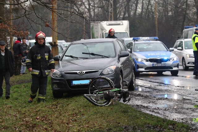 Coraz więcej rowerzystów jeździ cały rok i coraz częściej ulegają wypadkom. Statystyki niepokoją.